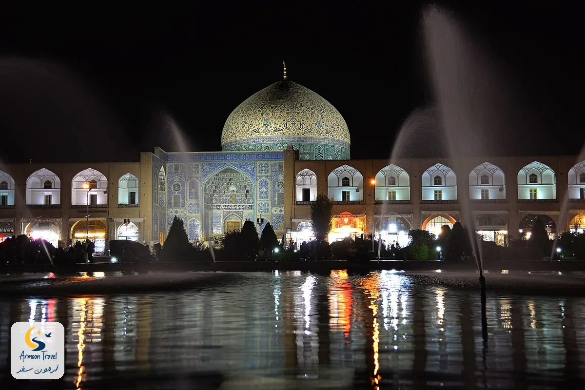 مسجد شیخ لطفالله در شب