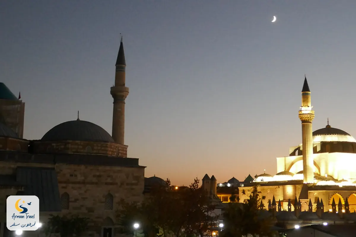 آرامگاه مولانا در شب