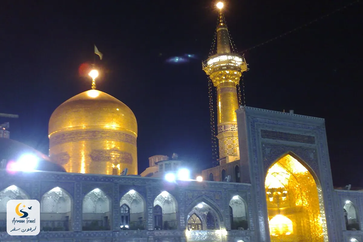 گنبد طلای حرم امام رضا (ع) در شب