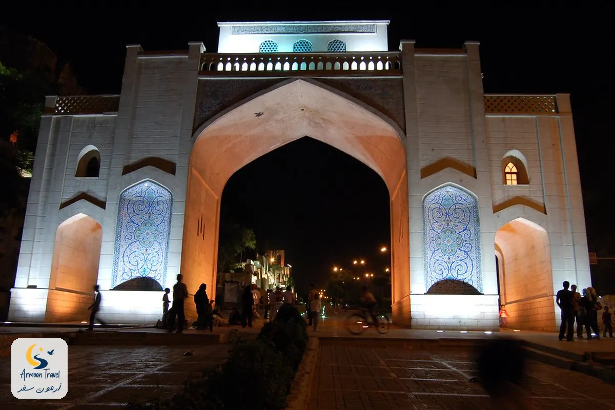 دروازه‌ی قرآن در شب