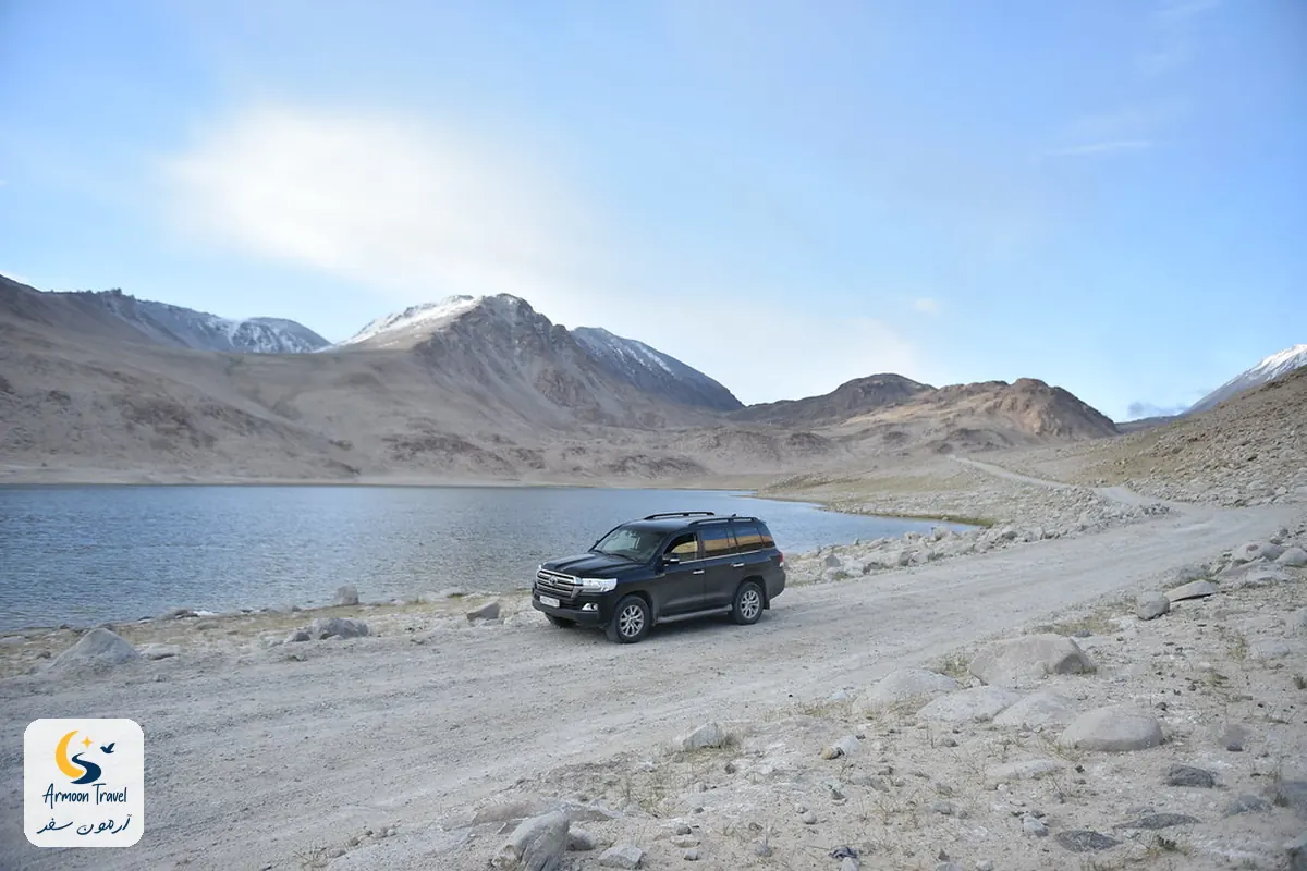 دریاچه‌ی کوهستانی تاجیکستان