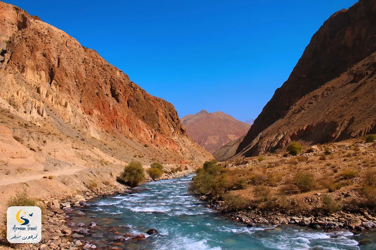رودخانه در کوه‌های فان