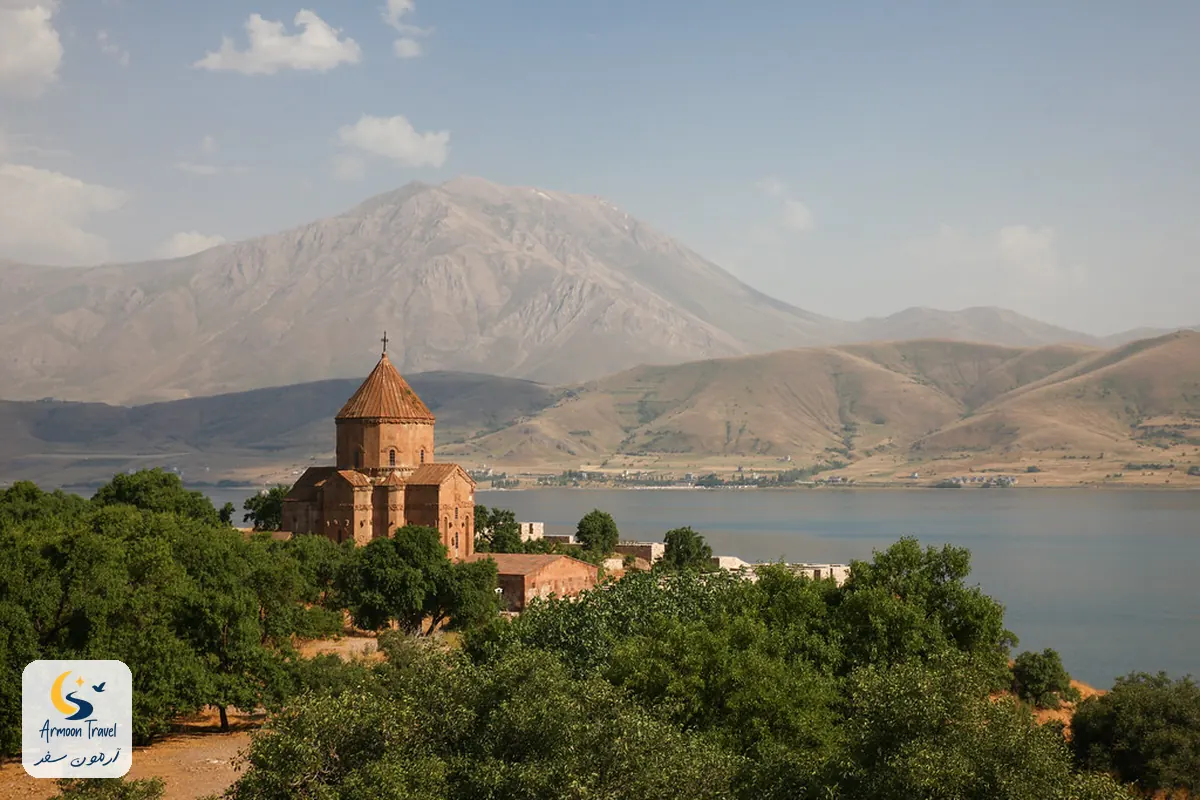 کلیسای آختامار و دریاچه‌ی وان