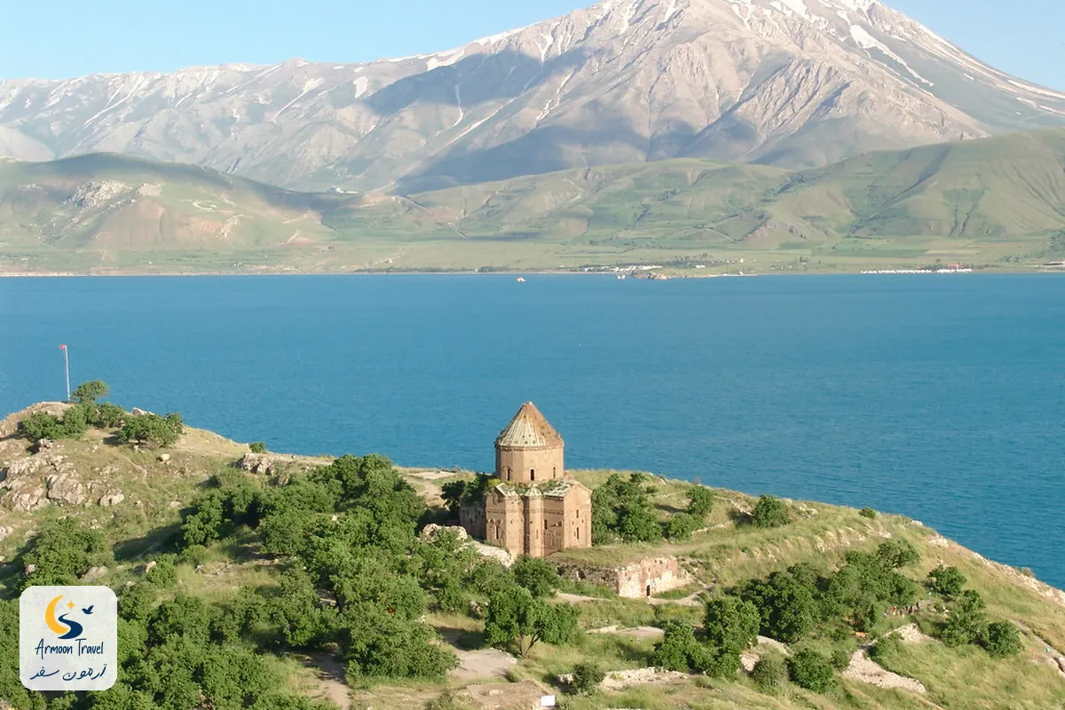 دریاچهی وان و کوههای اطراف