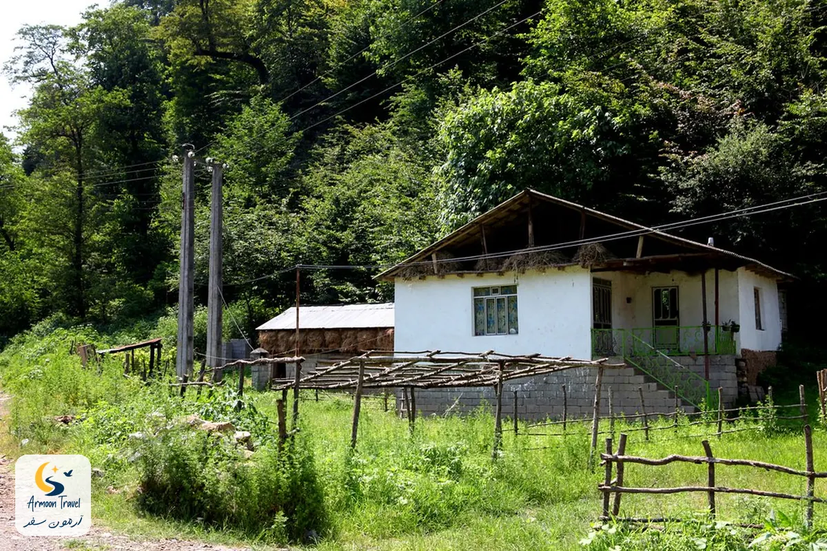 خانه‌ی روستایی کنار جنگل