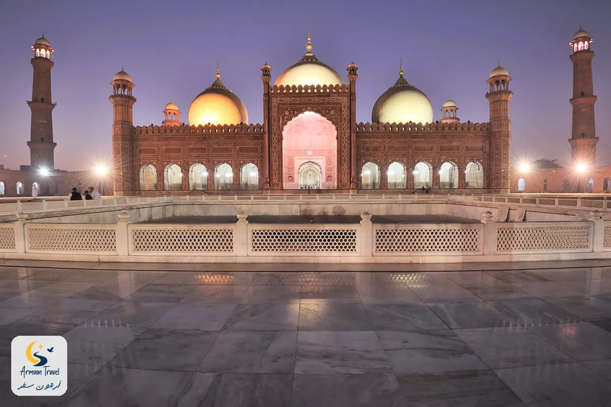 مسجد بادشاهی در شب